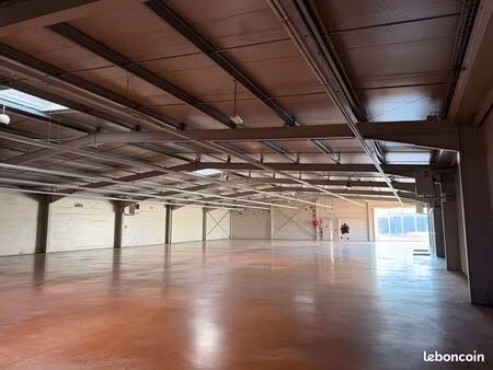 local commercial 550 m² à louer