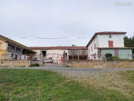 a vendre grand corps de ferme à rénover à fort potentiel