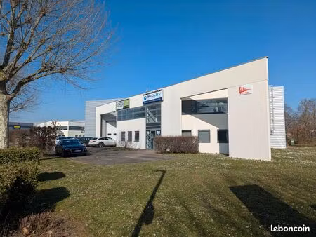 bureaux et hall de stockage