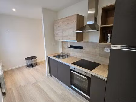 à louer – studio refait à neuf avec chambre séparée