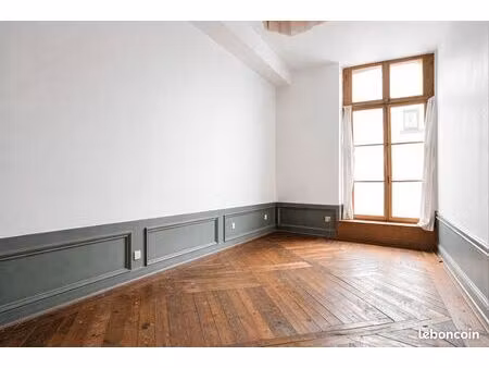 saint-paul. lumineux studio à fort potentiel et grande hauteur sous plafond