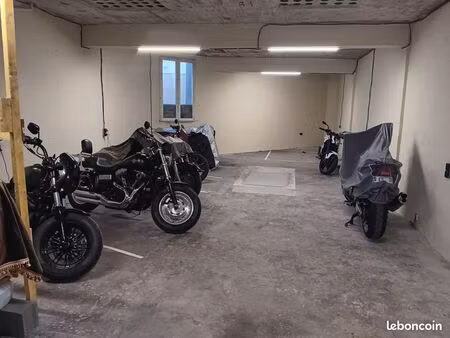 emplacement parking moto