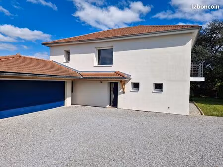 rare maison offrant la ville et la campagne