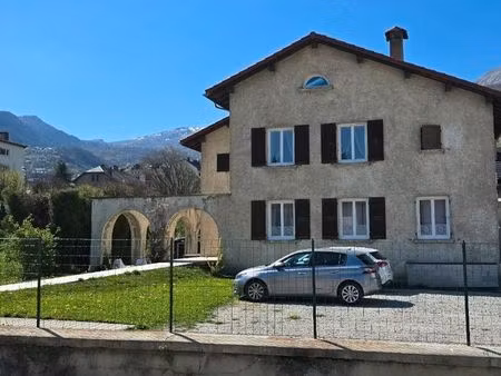 maison avec 4 appartements + combles