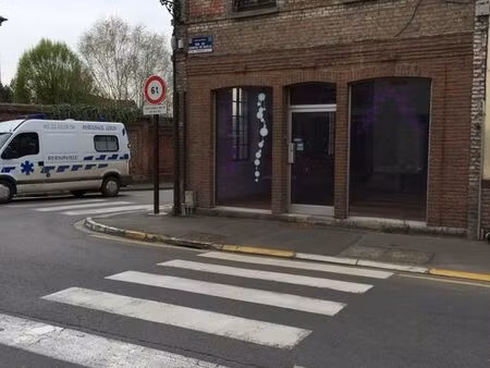 à louer trés beau local commercial centre-ville d’auxi le château