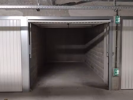 garage / box / stockage fermé et sécurisé (anse)