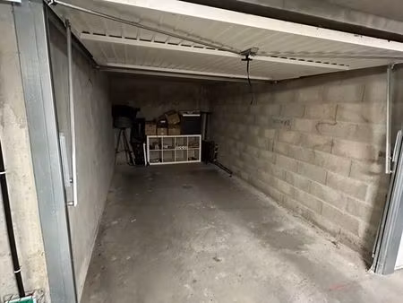 box fermé à louer - 13 m² - lyon 7 - sans frais d'agence