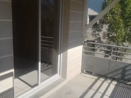 particulier loue t2 rénové de 40 m2 avec terrasse et parking privé