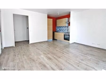 3 pièces centre ville grand balcon et 2 parkings