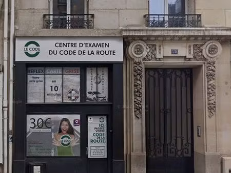 paris 18ème  lamarck  boutique 28m²  vitrine 3 m  988 hc/mois