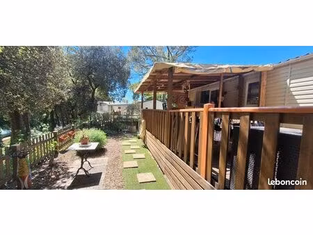 mobil home sur terrain de camping