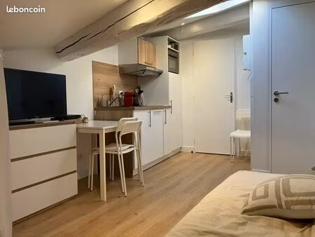 studio mansardé meublé tout équipé en plein centre de st genis laval et au pied des commer