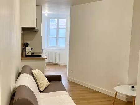 t1 bis meublé tout équipé en plein centre de st genis laval et au pied des commerces et tc