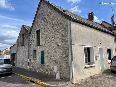 maison en pierre de 70 m²  2 chambres + 2 greniers. terrain 338 m²