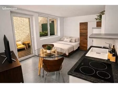 studio rénové 21 m² avec patio privatif et cave — courthézon