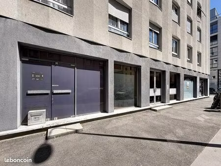 bureau 76 m²