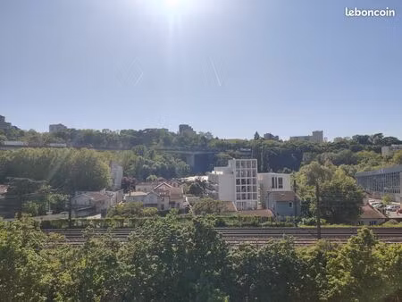 poste de travail / bureau à valmy/gorge de loup lyon 09