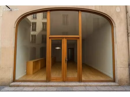 commerce 100 m²