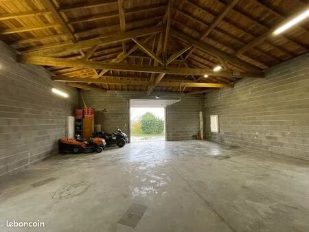 location entrepôt 120 m2 denicé