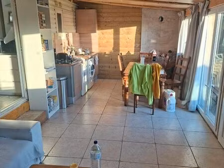 mobil-home 24 m² avec grande avancée bois – confortable et bien isolé