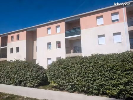 t2 dans résidence sécurisée au calme avec balcon et parking