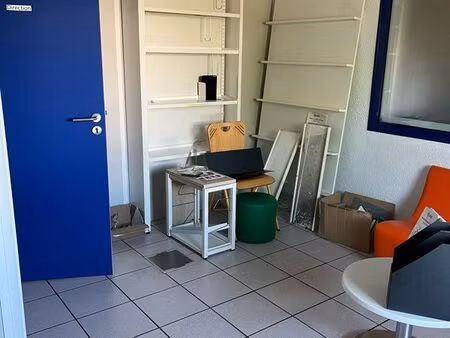 bureau + 50m2 stockage + 200m2 extérieur