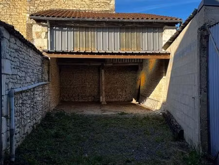 parking/box 30 m² mirebeau