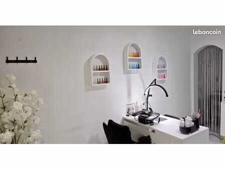 beau local de 20 m2 pour activité professionnelle avec une belle visibilité proche de l'al