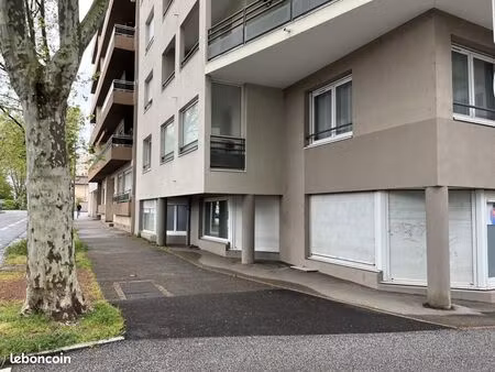 local commercial 64 m²