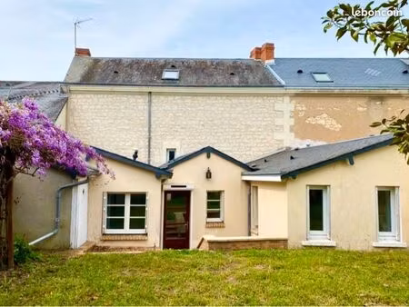 maison de ville entièrement rénovée avec garage et dépendances