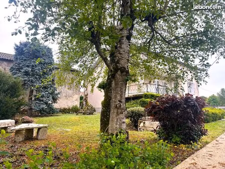 maison familiale lumineuse avec grange et annexe offrant de nombreuses possibilités située