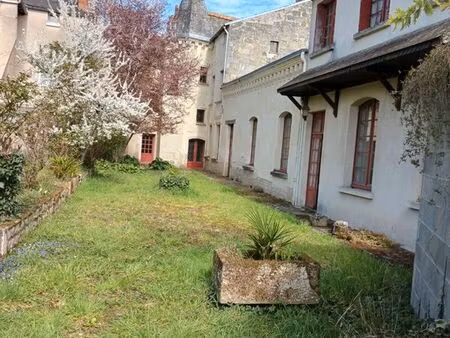 très vaste maison ancienne