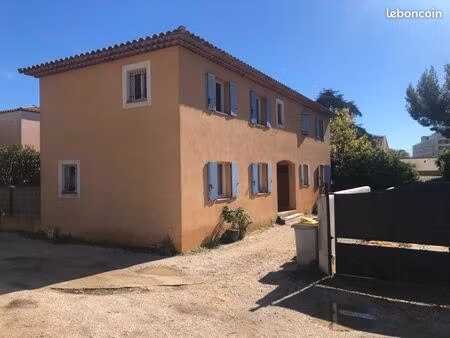 particulier vend t2 41 m2 à la loubière petit immeuble de 4 lot avec parking sécurisé au p