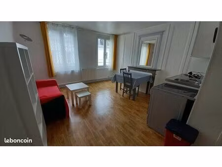 f2 de charme équipé plein centre ville place du vieux marché