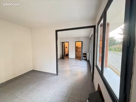 t2 toulon la serinette superbe avec grand balcon et cave et garage