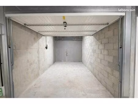 garage fermé 14 m2 sécurisé - solliès-pont centre