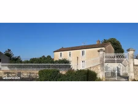 maison poitevine hypercentre de neuville de poitou