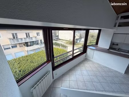 ferney centre - appartement lumineux avec mezzanine  parking inclus  2 min du bus pour gen