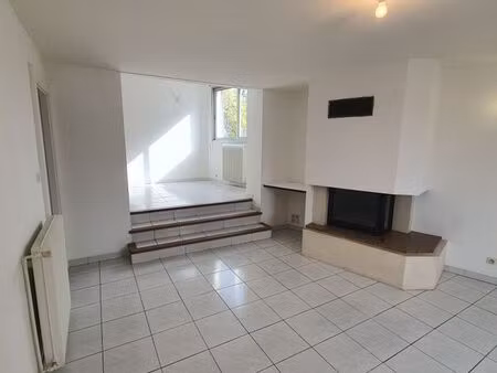 très agréable appartement t3 lumineux avec cuisine aménagée et cheminée