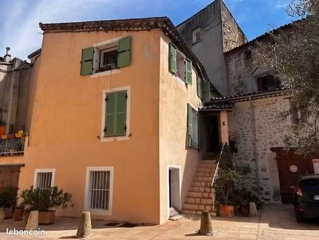 charme et caractere pour ce 2 pieces de 56 m2 situee sur une placette calme et agreable a 