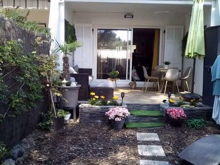 part vend t2 plage de la peguiere au calme......