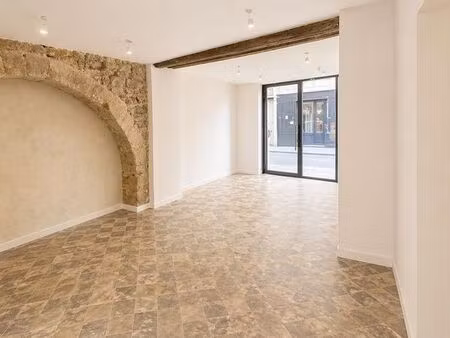 à louer – local commercial centre-ville orange (84100)