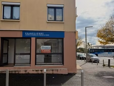 local commercial 55 m² – emplacement n°1 gare carpentras – vitrine + visibilité