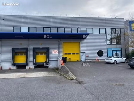local d'activité 1 835 m²