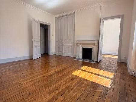 t2 63 m² – centre-ville quartier recherché – parking et cave