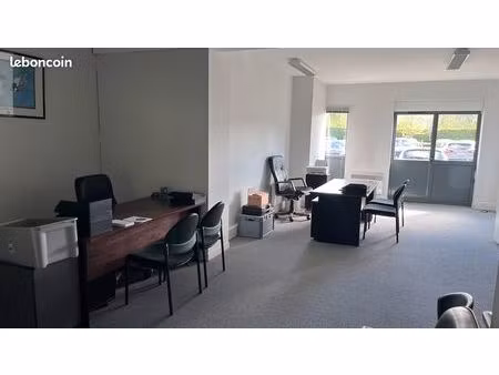 à louer – local professionnel / commercial à bois-d’arcy (la croix bonnet) au rdc