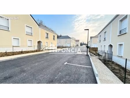 appartement 4 pièces 78.3m² à louer 1250 - saint hilarion 78125