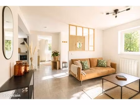 à vendre – superbe t3 rénové avec jardin privatif de 1 000 m²  garage de 50 m²  entre camp