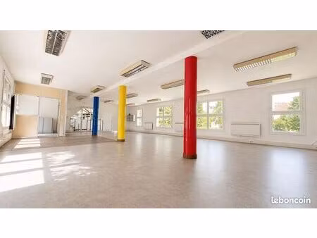 local 563 m² fontenay-trésigny