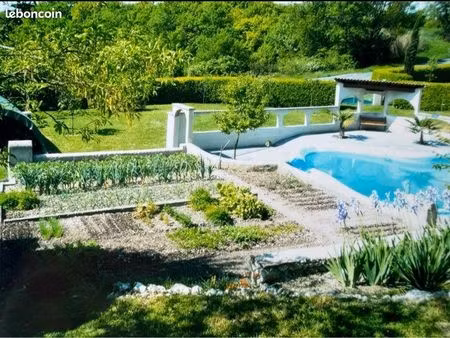maison avec dépendance et bassin sur 4000 m2 de jardin